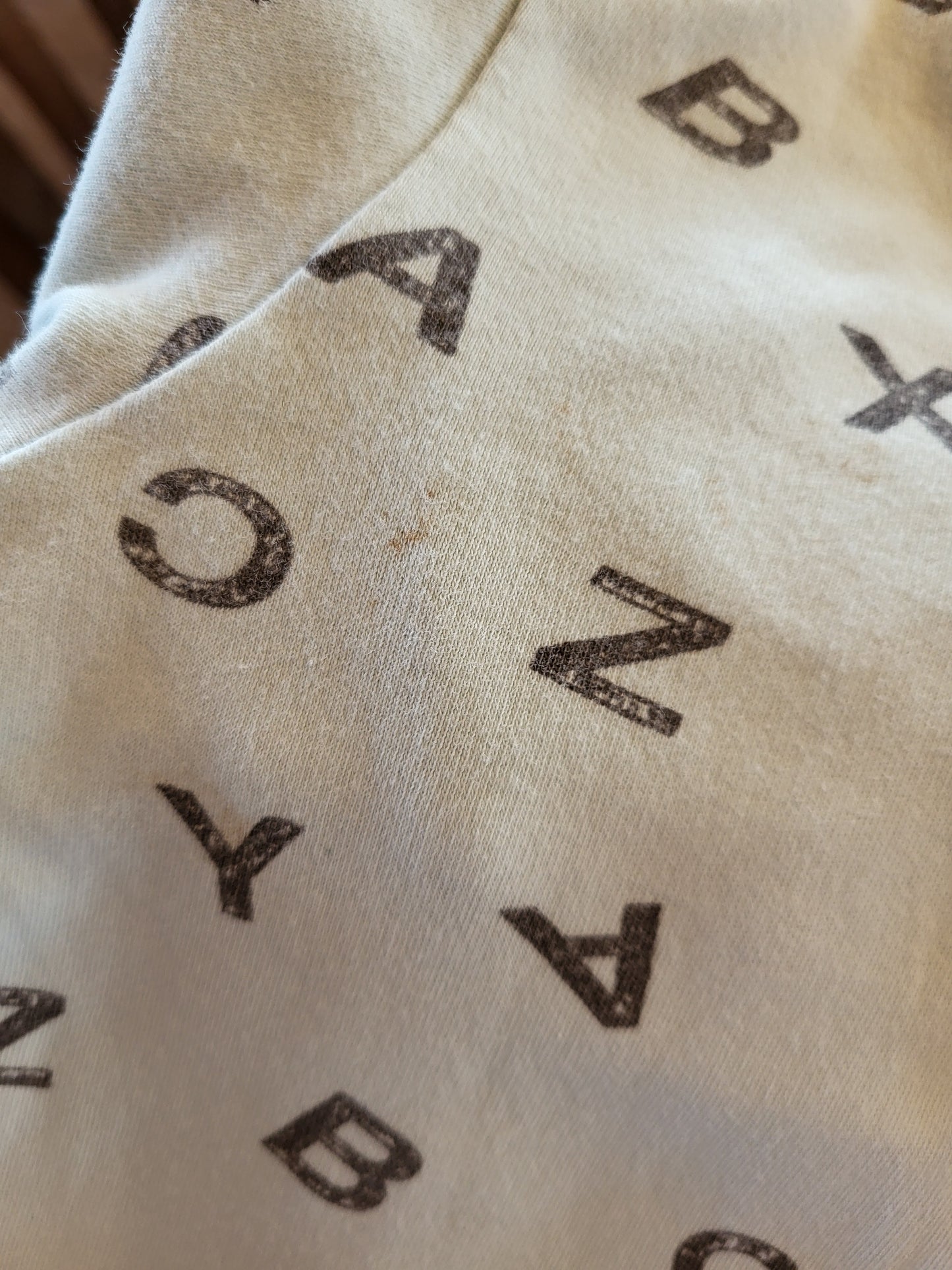 G / F - Pyjama alphabet imparfait - 18 mois troué aux pieds et taché