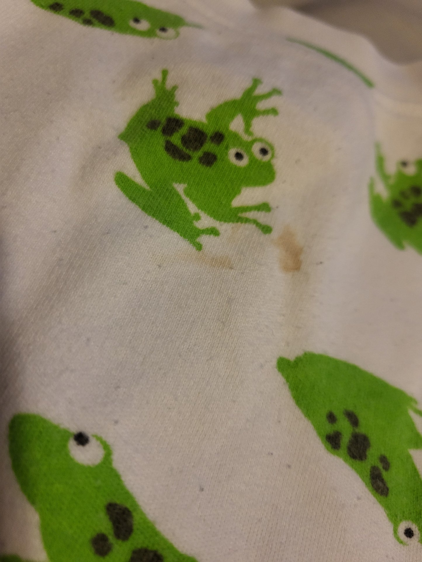 G/F - Pyjama Grenouille, imparfait, 12 mois, (devant et derrière taché)