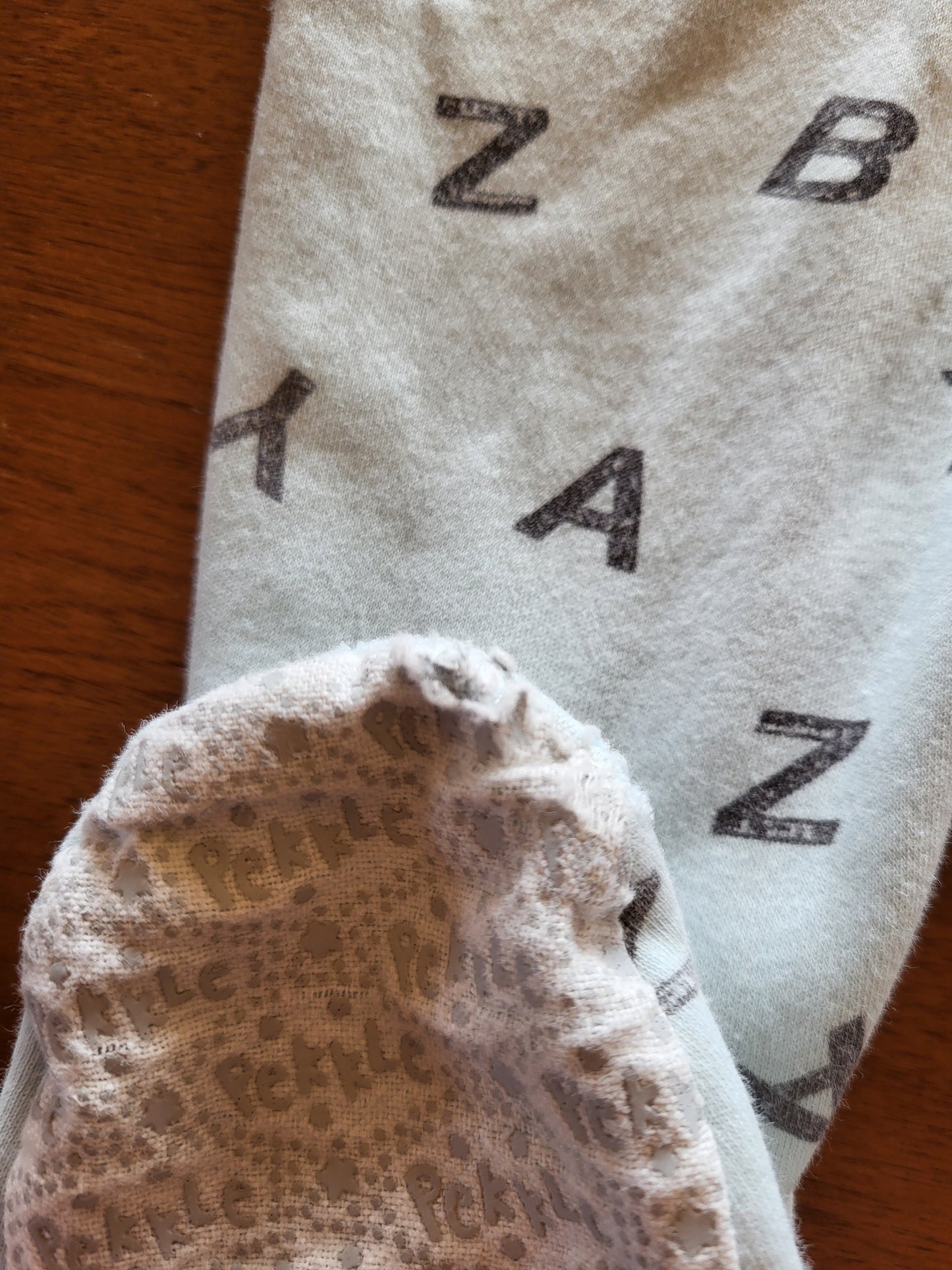 G / F - Pyjama alphabet imparfait - 18 mois troué aux pieds et taché