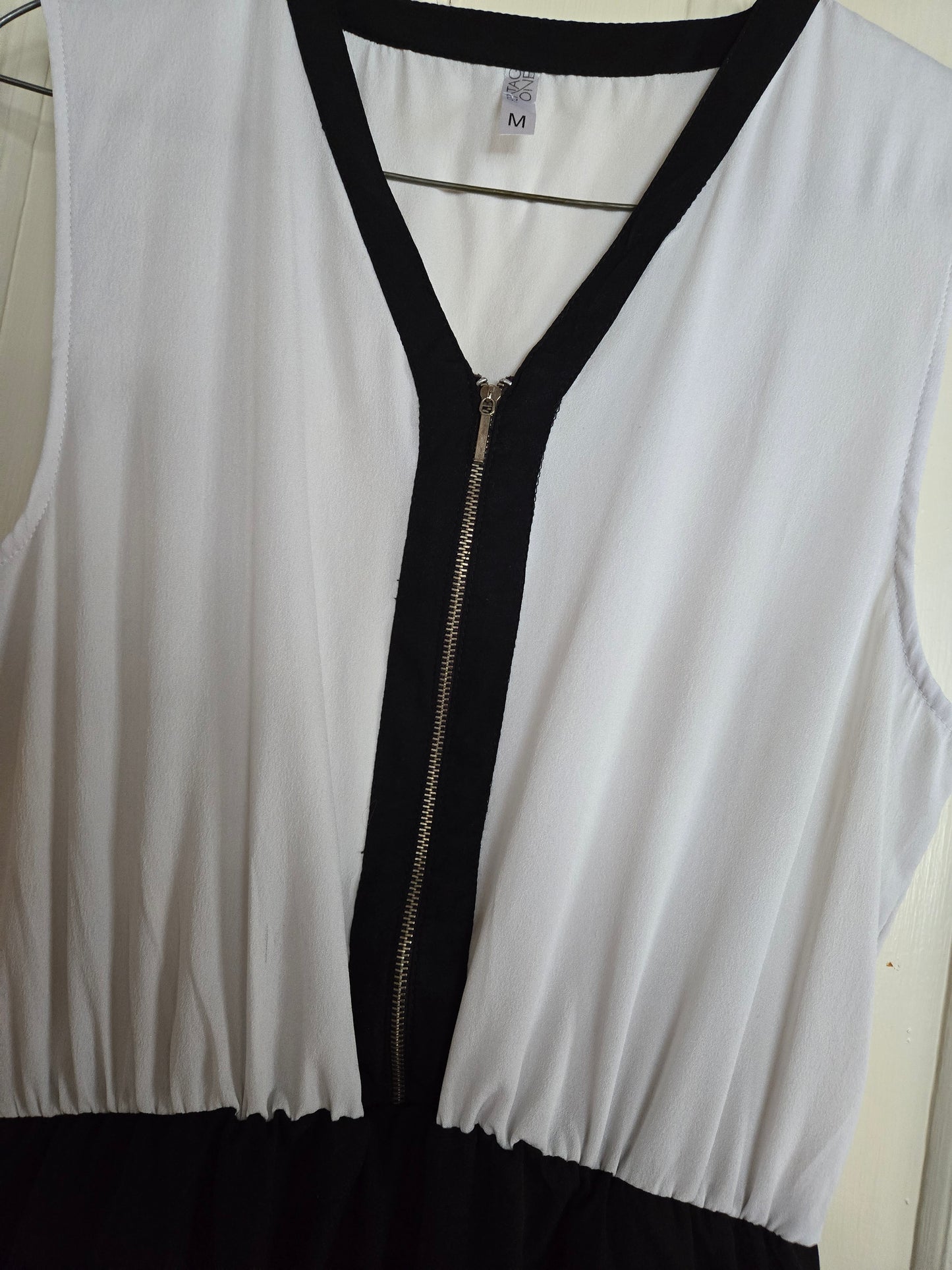 D - Robe noire et blanche - Médium