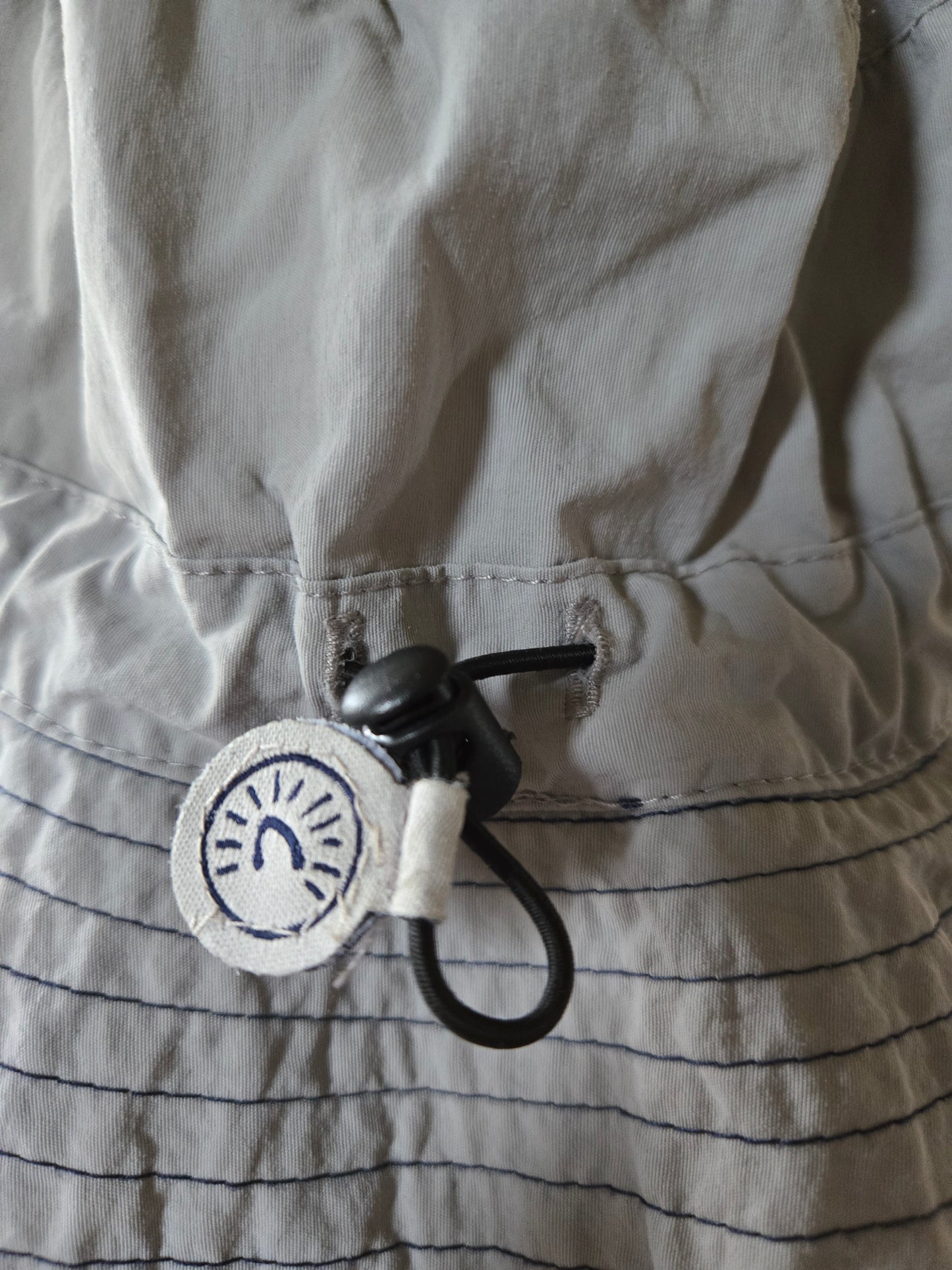 G - Chapeau gris ajustable 18/24 mois