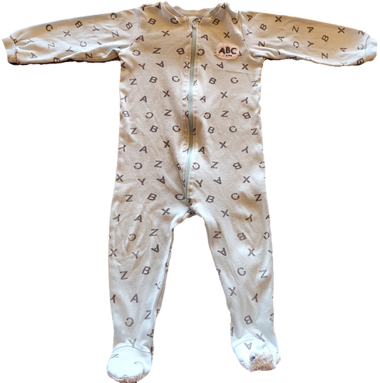 G / F - Pyjama alphabet imparfait - 18 mois troué aux pieds et taché