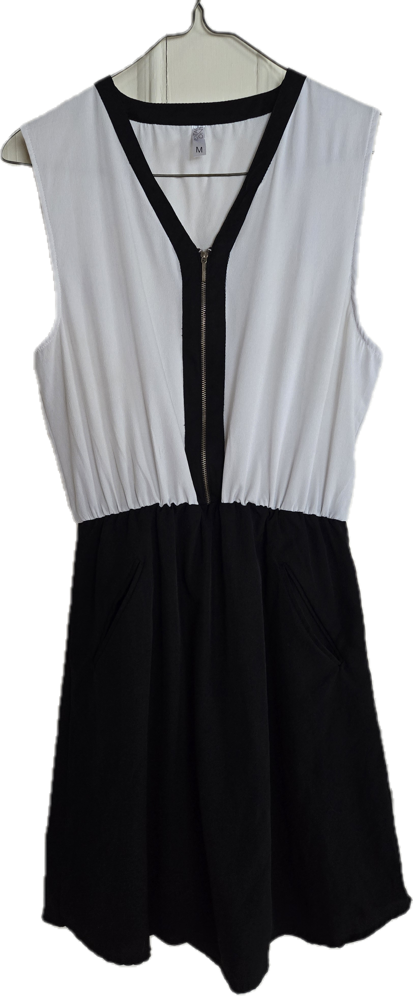 D - Robe noire et blanche - Médium