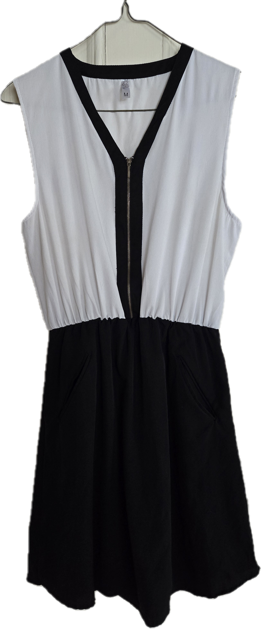 D - Robe noire et blanche - Médium